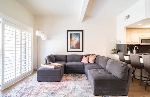 Palm Desert Condominio | Desert Oasis Retreat: Chic Condo in Palm Desert Paradise with Private Spa
