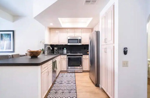 Palm Desert Condominio | Desert Oasis Retreat: Chic Condo in Palm Desert Paradise with Private Spa