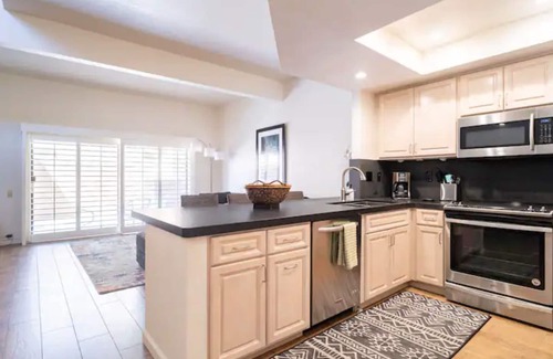 Palm Desert Condominio | Desert Oasis Retreat: Chic Condo in Palm Desert Paradise with Private Spa