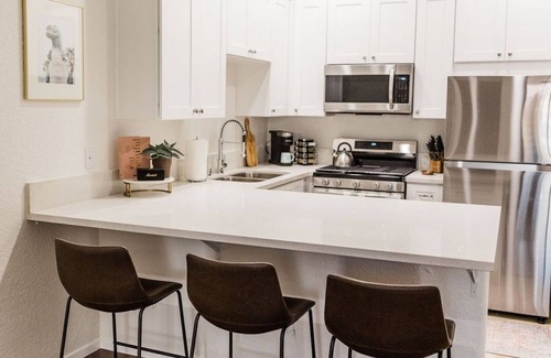 Village Condominio | Desert DayDream 1 Bedroom Condo steps away from Old Town La Quinta #244554