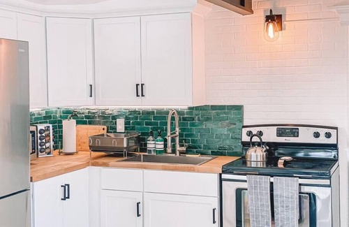 Joshua Tree Casa | Desert Escape, Sweeping Views, 2.5 Fenced Acres, Hot Tub · Golden Hour House