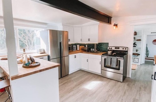 Joshua Tree Casa | Desert Escape, Sweeping Views, 2.5 Fenced Acres, Hot Tub · Golden Hour House