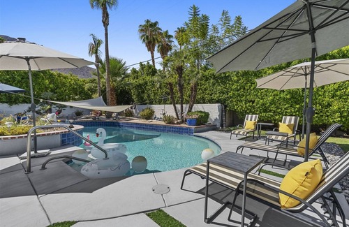 Tahquitz River Estates Casa | Desert Flamingo House