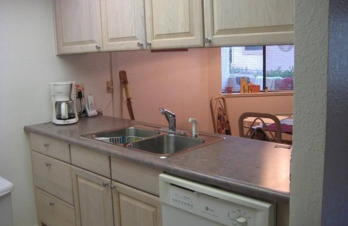 East Mesa Condominio | Desert Oasis en Friendly Community!