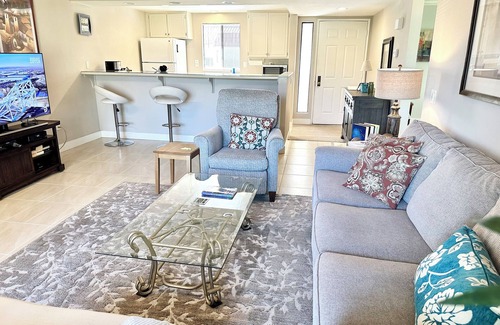 Palm Desert Casa | Desert Retreat with Golf course and Mountain views. Pickle Ball, Tennis, Pools!
