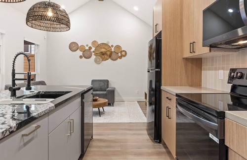 Greater East End Casa | Desert Rose Duo: Modern Home + Stylish Tiny House @EastEndRevitalized