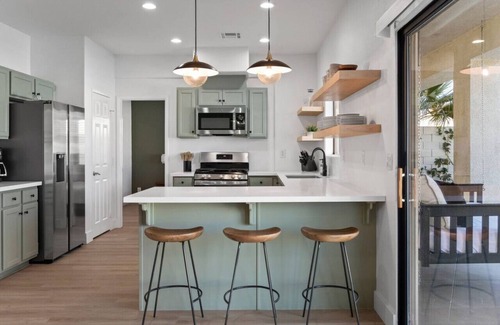 Indio Apartamento | Desert Skyline | Luxury Pool + Sunken Firepit Area