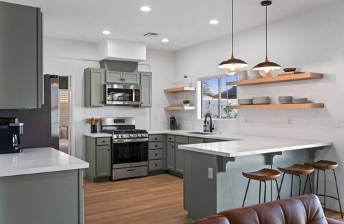 Indio Apartamento | Desert Skyline | Luxury Pool + Sunken Firepit Area