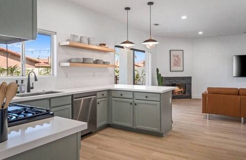 Indio Apartamento | Desert Skyline | Luxury Pool + Sunken Firepit Area