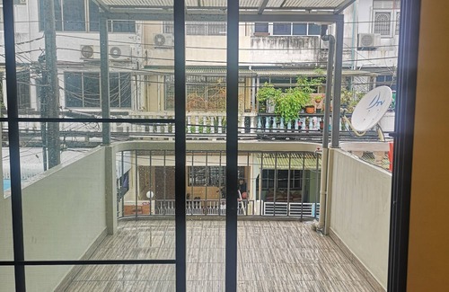 Phra Khanong Nuea Casa | Casa de diseño, a 10 minutos a pie de BTS Ekkamai