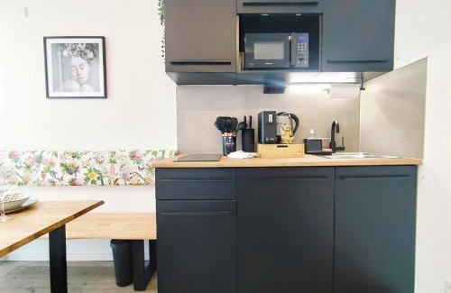 Mitte Apartamento | Design Apartment für bis zu 4 im 2 OG, modern, Dachterrasse, Grill, ruhige Lage, Disney plus, Wii, LAN und WLAN