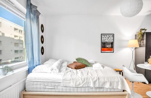 Punavuori Apartamento | Design District w King Bed, Netflix, tram and bus nearby