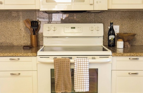 Park Center Place Casa | Design-Forward Gem, Heated Pool + Hot Tub, King Bed, Superhost, Flexible