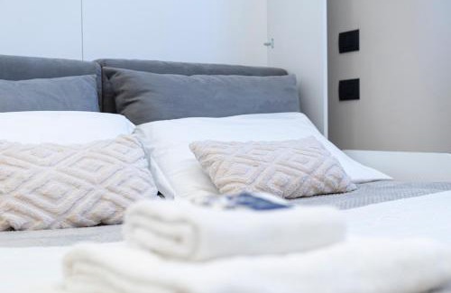 Centro Direzionale Apartamento | Designed apartment in Milan center Gae Aulenti area with AC, WiFi and Subway airport connected steps from Central Station