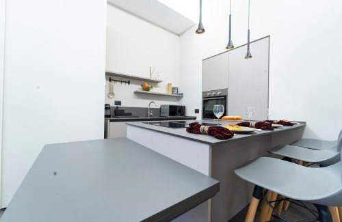 Centro Direzionale Apartamento | Designed apartment in Milan center Gae Aulenti area with AC, WiFi and Subway airport connected steps from Central Station