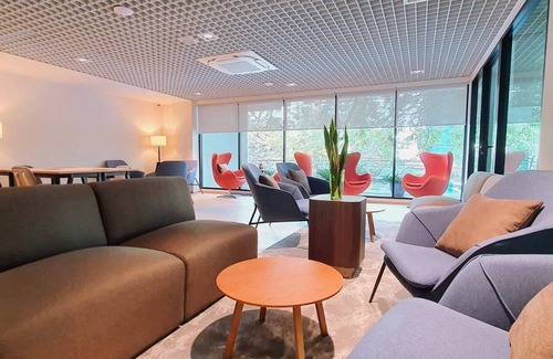 Khlong Tan Apartamento | Designed for work life balance with function and comfort all under one roof.