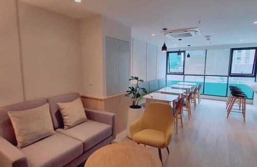 Khlong Tan Apartamento | Designed for work life balance with function and comfort all under one roof.