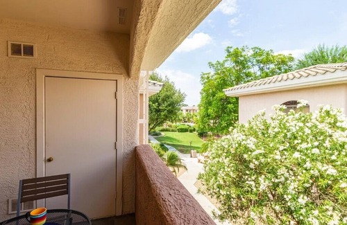Maryvale Condominio | Designer 2BD/2BA in Gated Resort w/Pool & Gym