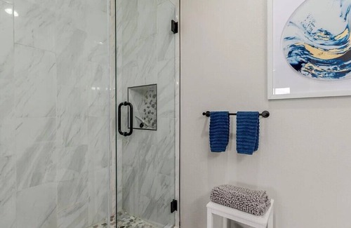 Maryvale Condominio | Designer 2BD/2BA in Gated Resort w/Pool & Gym