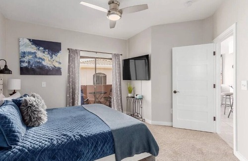 Maryvale Condominio | Designer 2BD/2BA in Gated Resort w/Pool & Gym