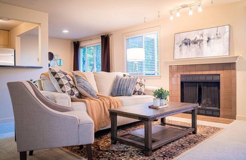 Kirkland Condominio | ★Designer 2BR Condo★ Balcony, King Bed and Parking