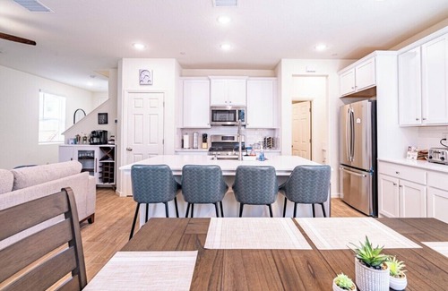 Raisin Casa | Designer 3.5 Bedroom, 2023 Built Home in Fresno near the Airport & Clovis