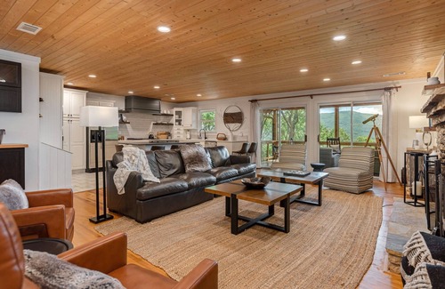 Sapphire Cabina | Designer 5-BDR Cabin with Big Views/Resort Access in Sapphire Valley