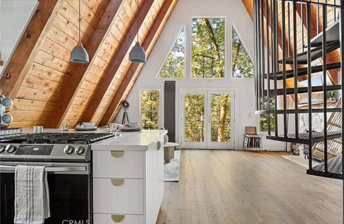 Running Springs Chalet De Esquí | Designer A Frame with AC Pets Big Bear NEW Hot Tub