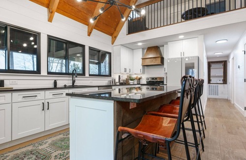 Seymour Casa | Designer A-Frame | Huge Loft, Chef’s Kitchen, Hot Tub & Fire Pit