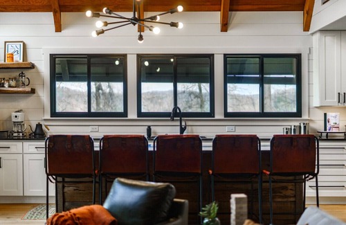 Seymour Casa | Designer A-Frame | Huge Loft, Chef’s Kitchen, Hot Tub & Fire Pit