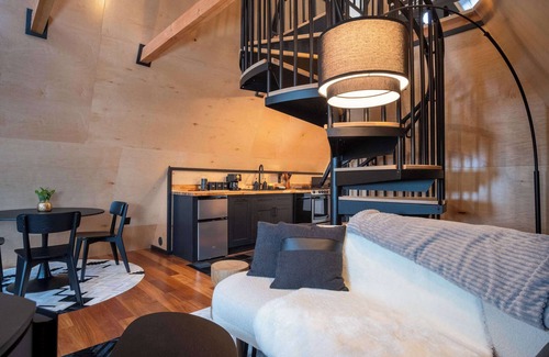 Johnson Cabina | Designer A-Frame Treehouse w/hot tub on river