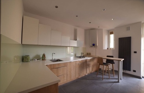 City Centre Apartamento | Designer Apartment 110m² w/ King Beds, Balcony, Smart TV + Equipped Kitchen