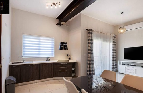 Ta' Giorni Apartamento | Designer APT with comfy SOFA, LARGE TV, 2 KING BDS