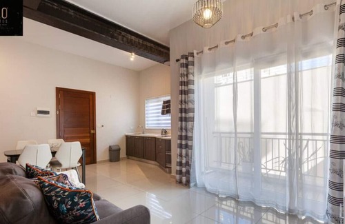 Ta' Giorni Apartamento | Designer APT with comfy SOFA, LARGE TV, 2 KING BDS