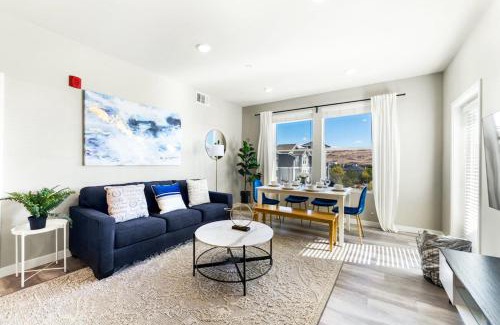 Sparks Apartamento | Designer Apt with Jacuzzi, Pool & Mountain Views