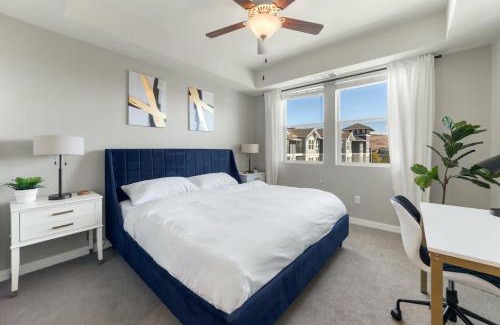 Sparks Apartamento | Designer Apt with Jacuzzi, Pool & Mountain Views