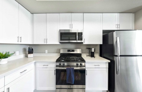 Sparks Apartamento | Designer Apt. with Jacuzzi, Pool & Mountain Views