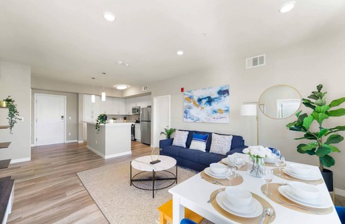 Sparks Apartamento | Designer Apt. with Jacuzzi, Pool & Mountain Views