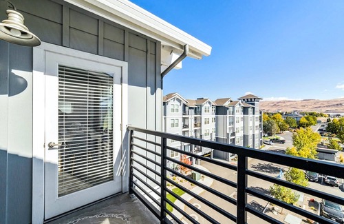 Sparks Apartamento | Designer Apt. with Jacuzzi, Pool & Mountain Views