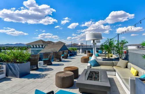 Sparks Apartamento | Designer Apt. with Jacuzzi, Pool & Mountain Views