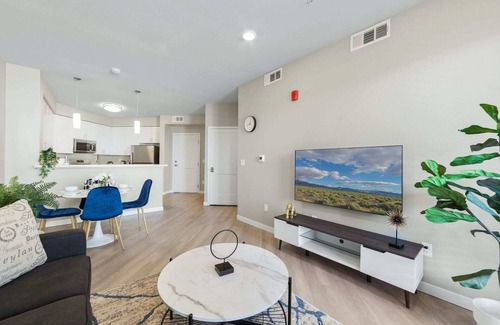 Sparks Apartamento | Designer Apt. with Jacuzzi, Sky Lounge, Gym Access