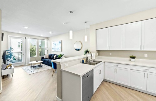 Sparks Apartamento | Designer Apt. with Jacuzzi, Sky Lounge, Gym Access