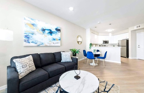 Sparks Apartamento | Designer Apt. with Jacuzzi, Sky Lounge, Gym Access