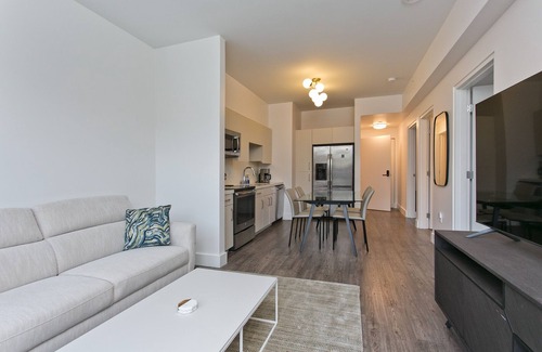 Portlock Condominio | Designer Condo in Hawaii Kai! Close to beaches, shopping, hiking!