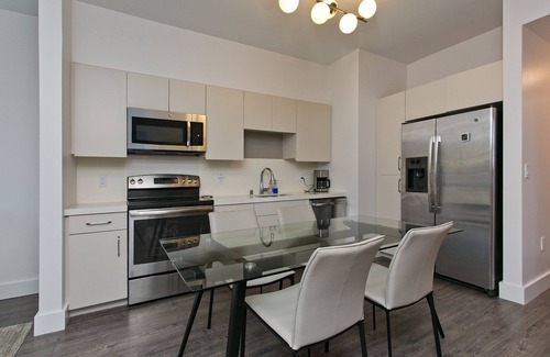 Portlock Condominio | Designer Condo in Hawaii Kai! Close to beaches, shopping, hiking!