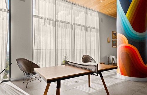 East Cesar Chavez Condominio | Designer Condo Steps to Lady Bird Lake with gym & rooftop pool