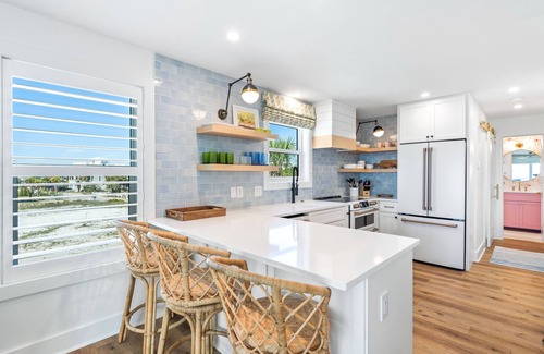 Seagrove Beach Condominio | Designer Condo with Gulf Views, Heated Community Pool, and 1.5 Blocks to Beach