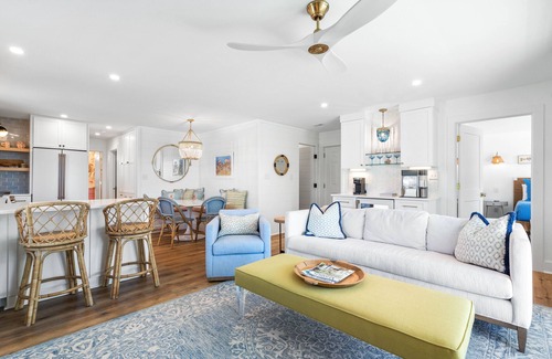 Seagrove Beach Condominio | Designer Condo with Gulf Views, Heated Community Pool, and 1.5 Blocks to Beach