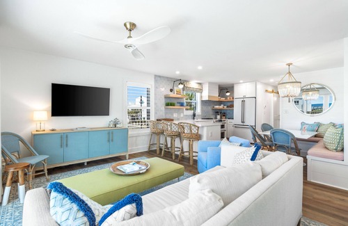 Seagrove Beach Condominio | Designer Condo with Gulf Views, Heated Community Pool, and 1.5 Blocks to Beach