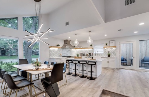 Lake Highlands Casa | Designer Dallas Oasis!Central Location!Pool! BBQ! Firepit!Minigolf!
